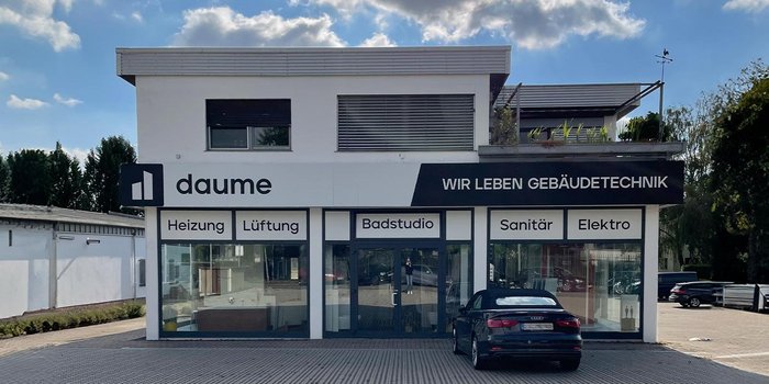 Das moderne Gebäude mit dem Schriftzug 'daume' bietet Dienstleistungen in Heizungs-, Lüftungs- und Sanitärtechnik an.